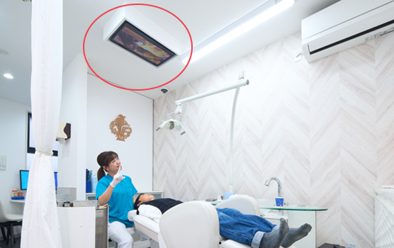 歯科診察室内液晶テレビ写真